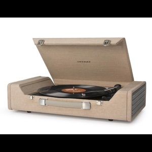 Crosley nomad record player